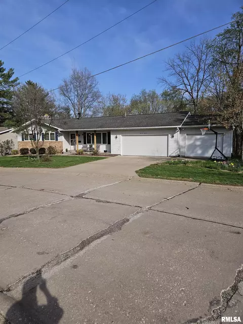 914 32nd Avenue Ct, Moline, IL 61265