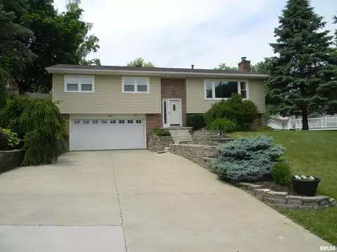 3522 N 2nd St, Clinton, IA 52732