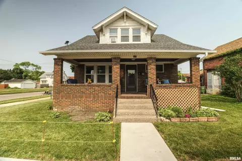 300 N 4th St, Clinton, IA 52732