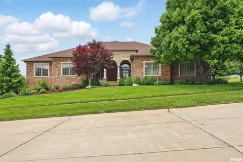 11 Sandstone Ct, Le Claire, IA 52753