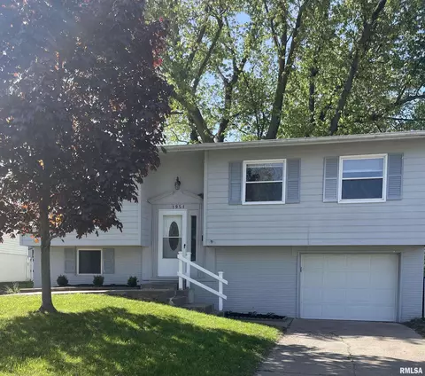 1951 Bristol Dr, Bettendorf, IA 52722