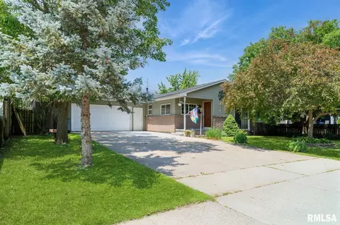 1445 Lawrence Ave, Camanche, IA 52730
