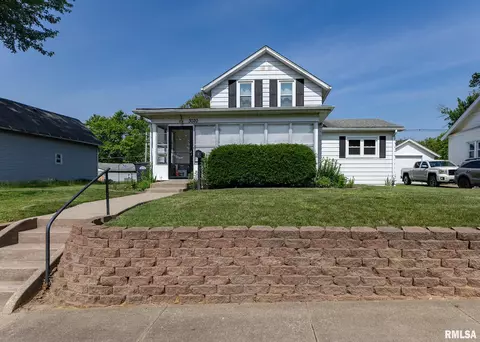 3020 Cleveland St, Clinton, IA 52732