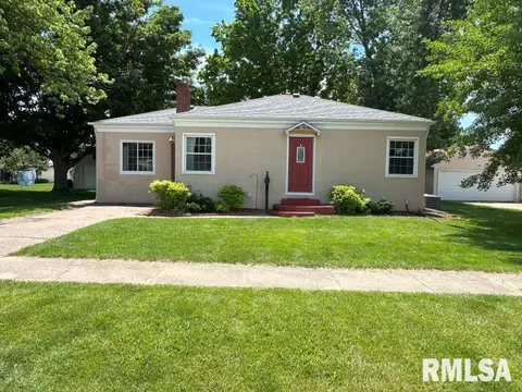611 13th St, Dewitt, IA 52742
