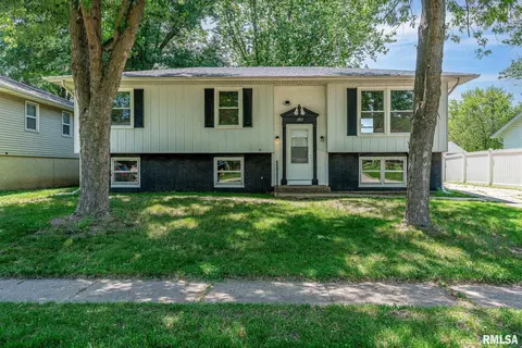 1811 Valley Dr, Davenport, IA 52806