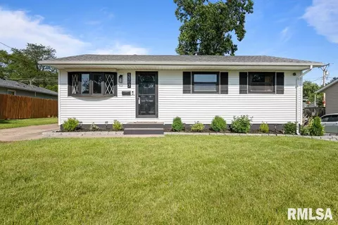3307 Clover Hills Dr, Bettendorf, IA 52722