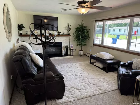 101 E 6th St, Sherrard, IL 61281 photo 4
