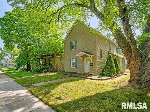821 42nd St, Rock Island, IL 61201