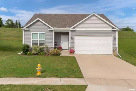 3458 Glenbrook Cir N, Bettendorf, IA 52722