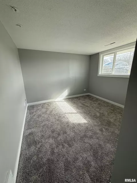 206 S 5th St, Eldridge, IA 52748 photo 7