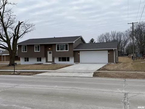 206 S 5th St, Eldridge, IA 52748