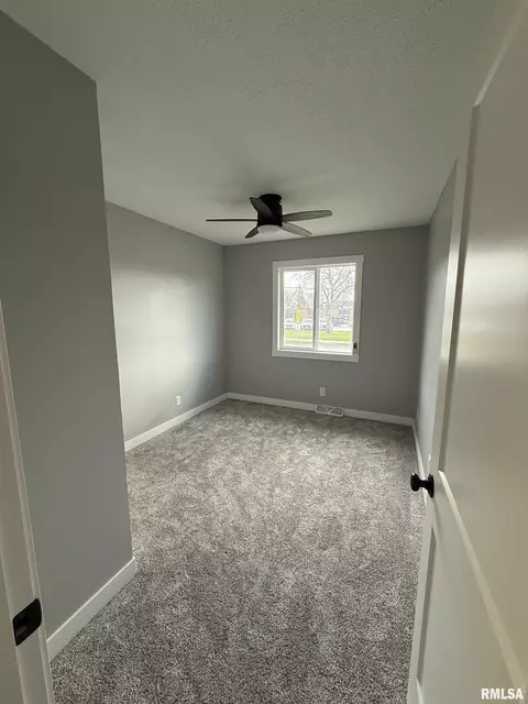 206 S 5th St, Eldridge, IA 52748 photo 6