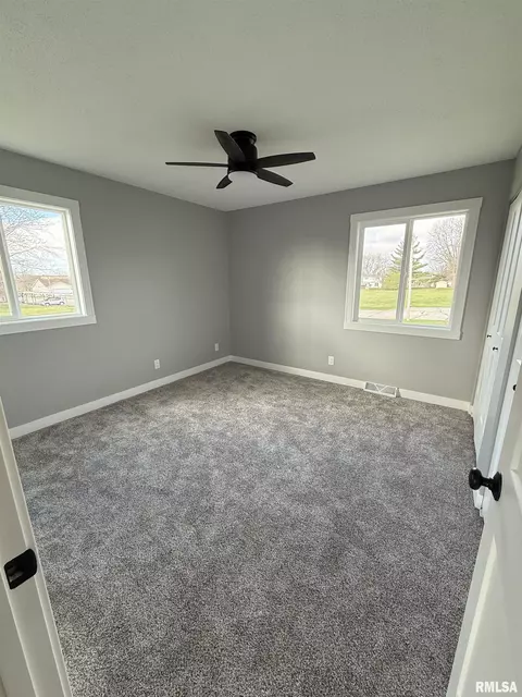 206 S 5th St, Eldridge, IA 52748 photo 9