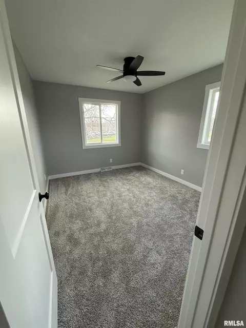 206 S 5th St, Eldridge, IA 52748 photo 5