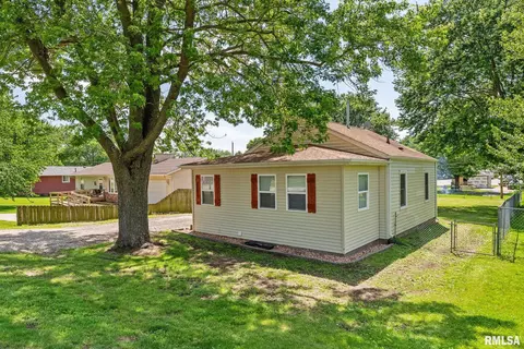 115 4th St, Colona, IL 61241