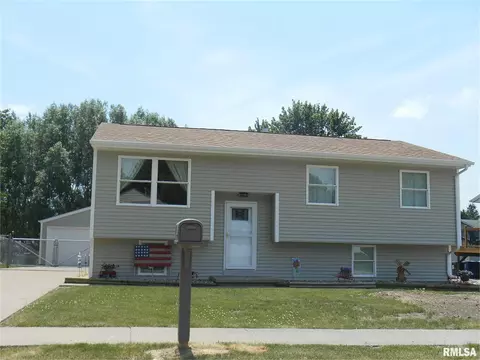 2929 W 65th St, Davenport, IA 52806