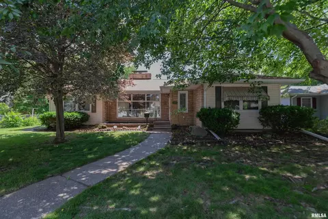 1635 Eastmere Dr, Davenport, IA 52803