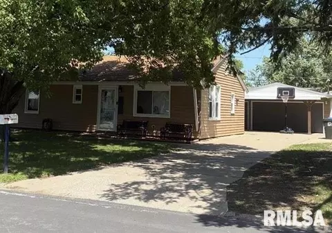 2008 W 70th St, Davenport, IA 52806