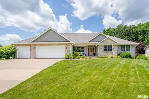 10984 150th St, Davenport, IA 52804