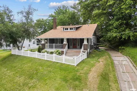 1406 Jersey Ridge Rd, Davenport, IA 52803