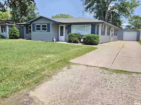 2409 9th St, Silvis, IL 61282