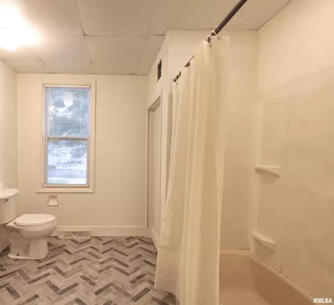 1607 Pershing Blvd, Clinton, IA 52732 photo 8