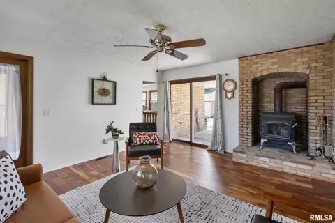 2423 45th St, Moline, IL 61265 photo 5