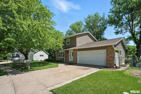 108 Colony Dr, Davenport, IA 52806