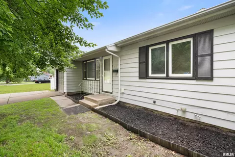 612 Waverly Rd, Davenport, IA 52804