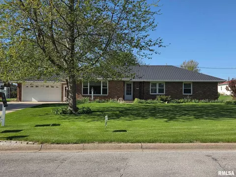 206 E 13th St, Tipton, IA 52772