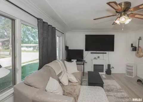 1403 5th Ave, Silvis, IL 61282 photo 2