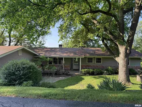 6717 Primrose Ct, Bettendorf, IA 52722