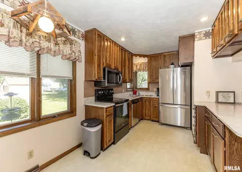 105 N School St, Atkinson, IL 61235 photo 5