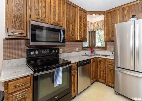 105 N School St, Atkinson, IL 61235 photo 8