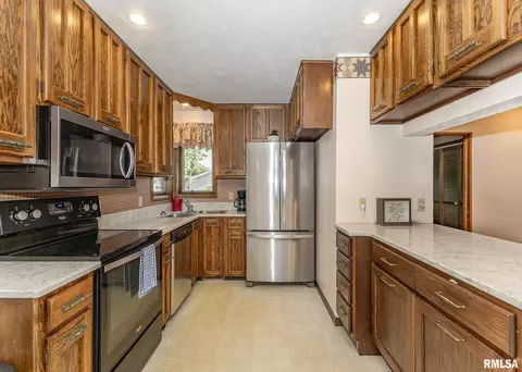 105 N School St, Atkinson, IL 61235 photo 7