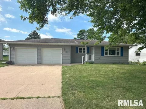 1121 15th St, Dewitt, IA 52742