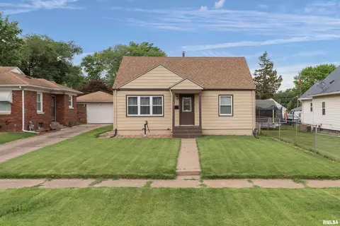 419 50th St, Moline, IL 61265