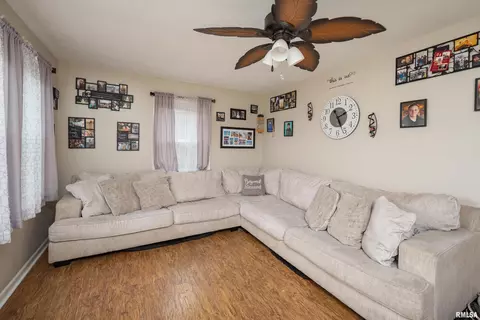 419 50th St, Moline, IL 61265 photo 5
