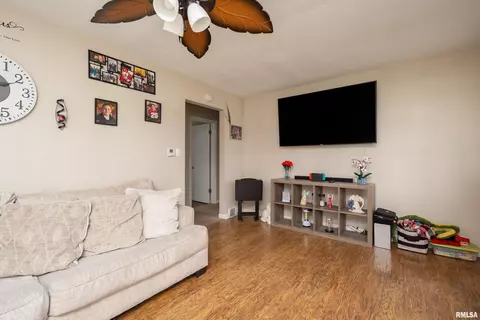 419 50th St, Moline, IL 61265 photo 4