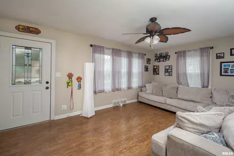 419 50th St, Moline, IL 61265 photo 3