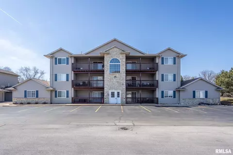 105 E Price St, Eldridge, IA 52748