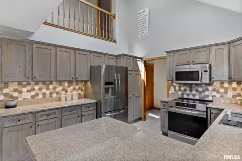 79 Park View Dr, Eldridge, IA 52748 photo 10