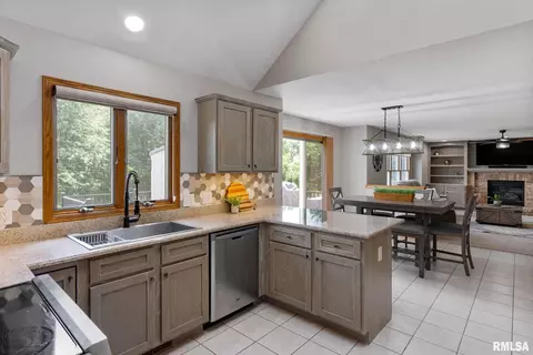 79 Park View Dr, Eldridge, IA 52748 photo 9