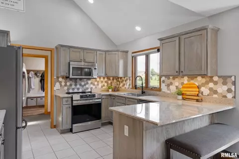79 Park View Dr, Eldridge, IA 52748 photo 11