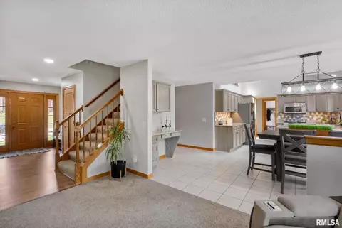 79 Park View Dr, Eldridge, IA 52748 photo 4