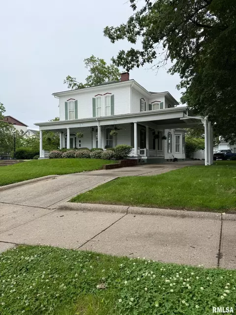 305 W Main St, Carmi, IL 62821