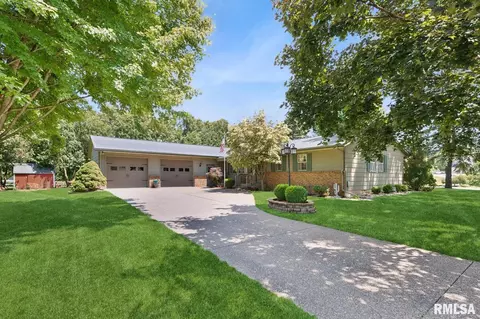 1 Pine Ridge Ln, Geneseo, IL 61254