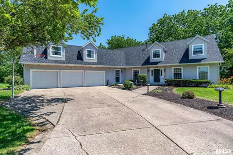 4932 Torrey Pines Ct, Davenport, IA 52807
