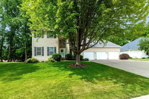 905 Bridgeview Pl, Le Claire, IA 52753