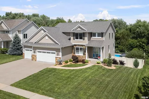 5727 Charlie Chase Ln, Bettendorf, IA 52722
